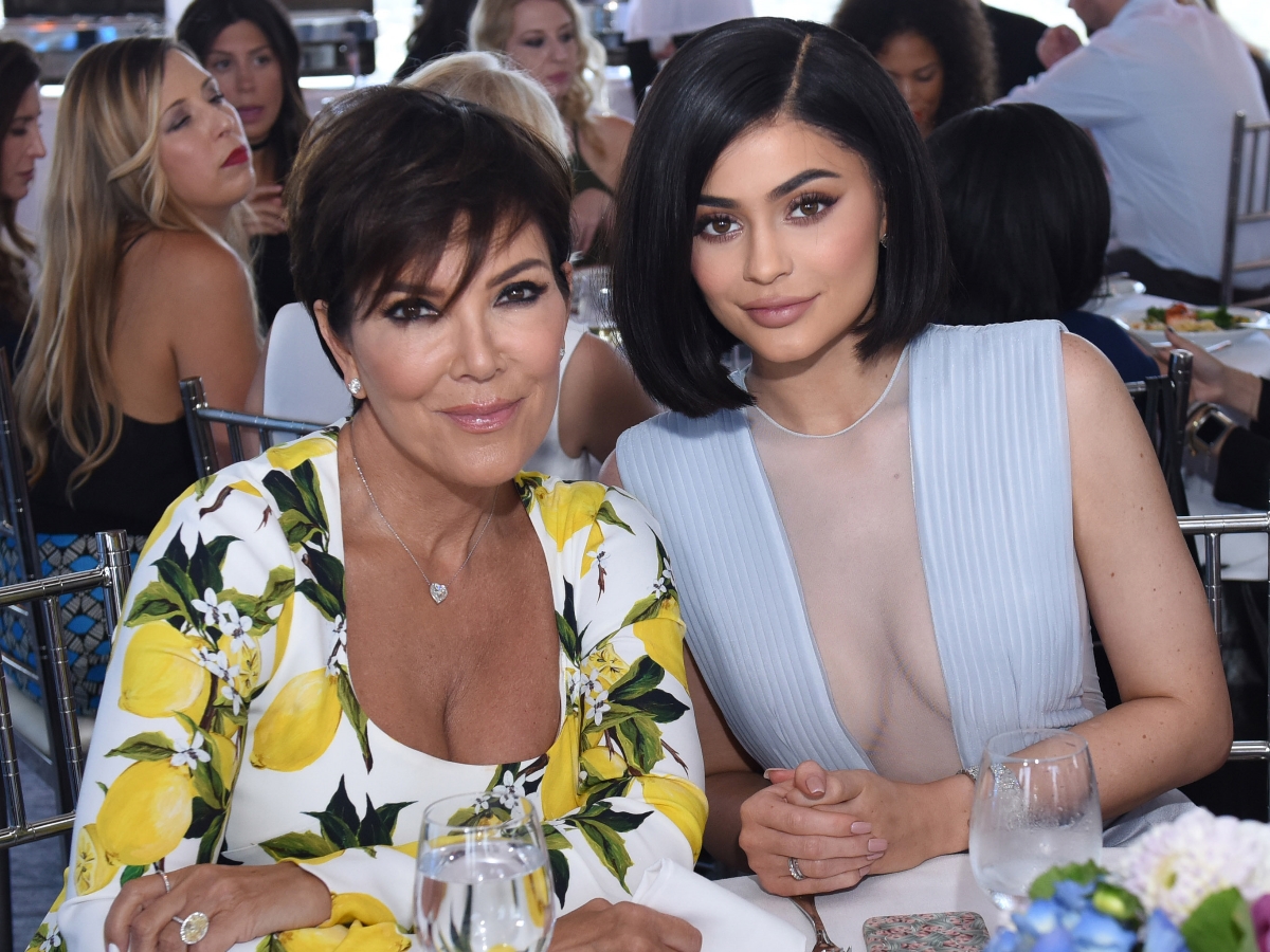 Δες την Kris Jenner να κάνει μακιγιάζ στην Kylie Jenner!