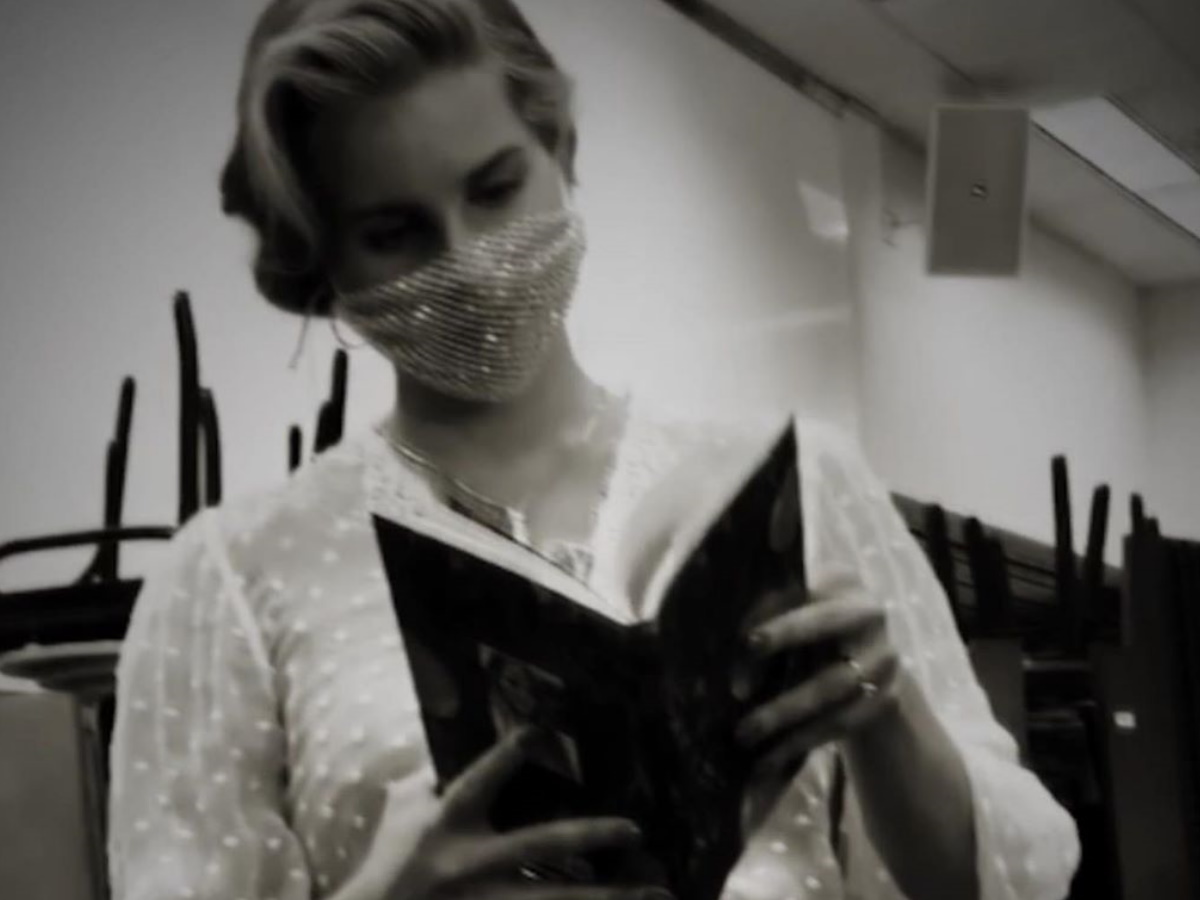 Η μάσκα προστασίας της Lana Del Rey εξόργισε τους θαυμαστές της! Έτσι πήγε να υπογράψει βιβλία (pics,vid)
