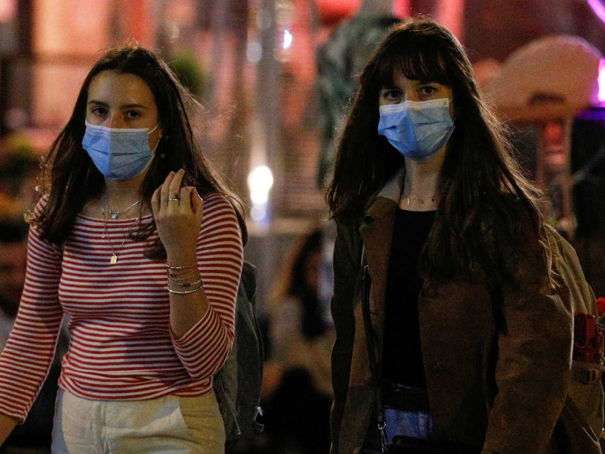 Τα 667 κρούσματα φέρνουν πιο… κοντά μάσκες παντού και τοπικά lockdown