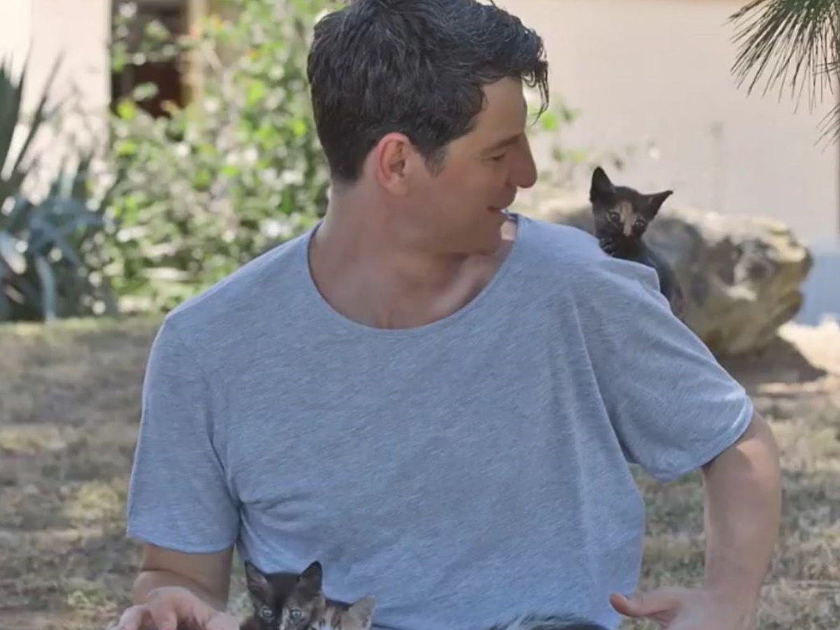 Σάκης Ρουβάς: Περήφανος για την κόρη του! Τον βοήθησε να χαρίσουν όλα τα γατάκια τους (video)