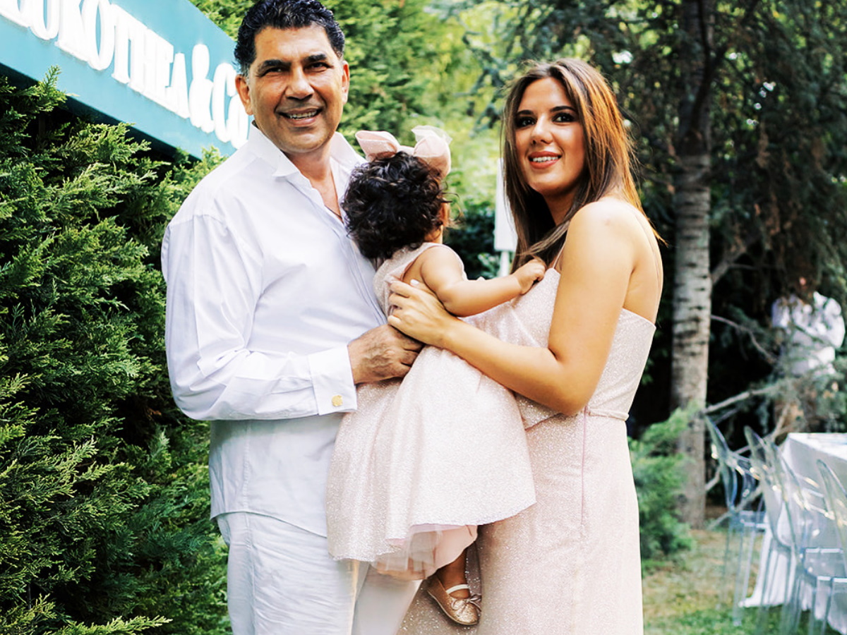 Ο γνωστός πλαστικός χειρουργός Γιάννης Λύρας βάφτισε την κόρη του στις Σπέτσες – Φωτογραφίες