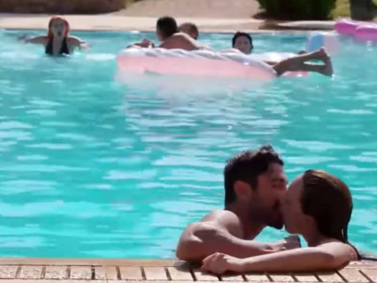 The Bachelor: Τα φιλιά του Παναγιώτη με τις παίκτριες στην πισίνα έκαναν θραύση στο twitter
