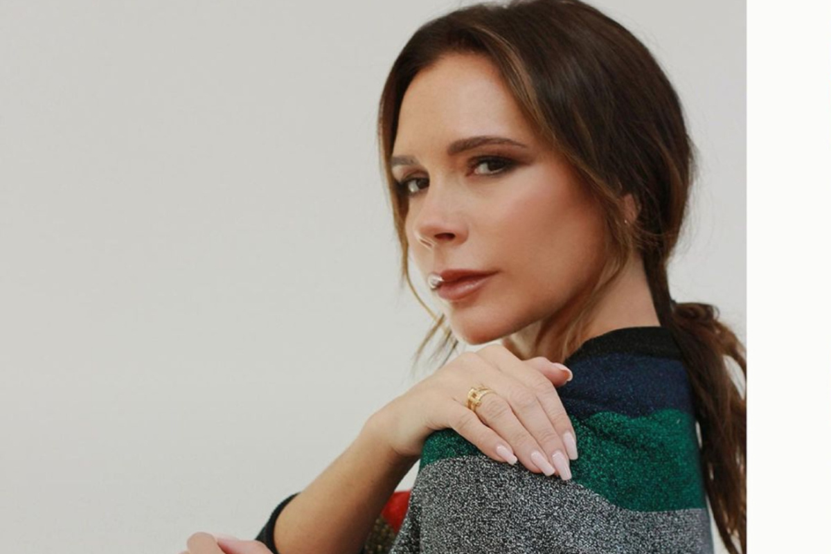 H Victoria Beckham μας δείχνει τι φοράει στην καραντίνα ποζάροντας όπως δεν φαντάζεσαι