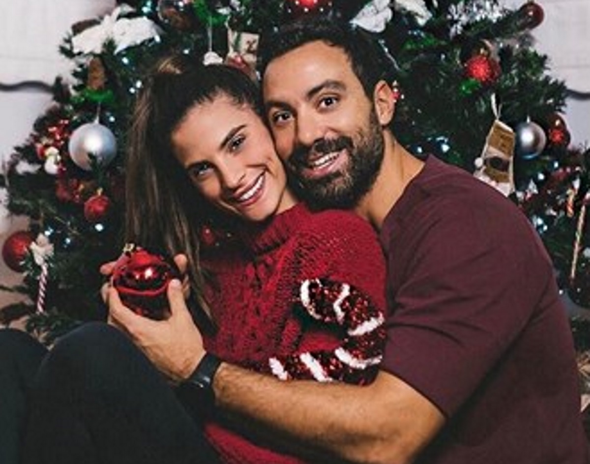 Σάκης Τανιμανίδης – Χριστίνα Μπόμπα: Ποζάρουν στο σαλόνι τους και μας δείχνουν το εντυπωσιακό χριστουγεννιάτικο δέντρο τους (pics,vid)