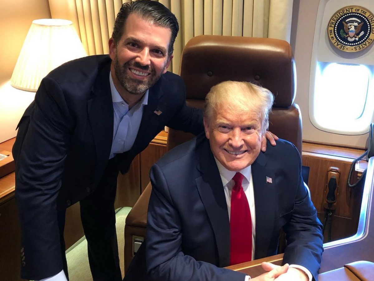 Donald Trump Junior: Δημοσίευσε βίντεο που δείχνει τον πατέρα του να “πιάνεται στα χέρια” με τον Joe Biden!