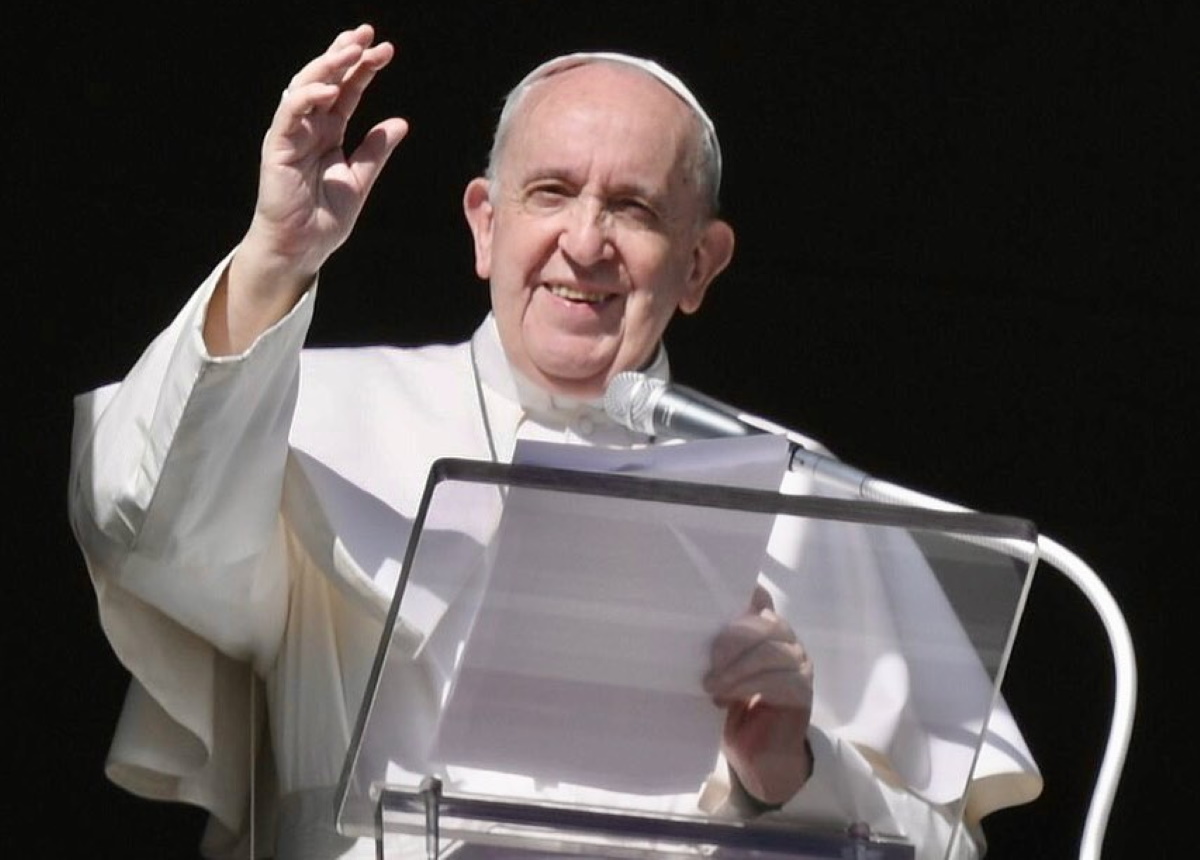 Oops! Το επίσημο instagram του Πάπα, έκανε like σε αισθησιακή φωτογραφία μοντέλου με… ζαρτιέρες! Φωτογραφία