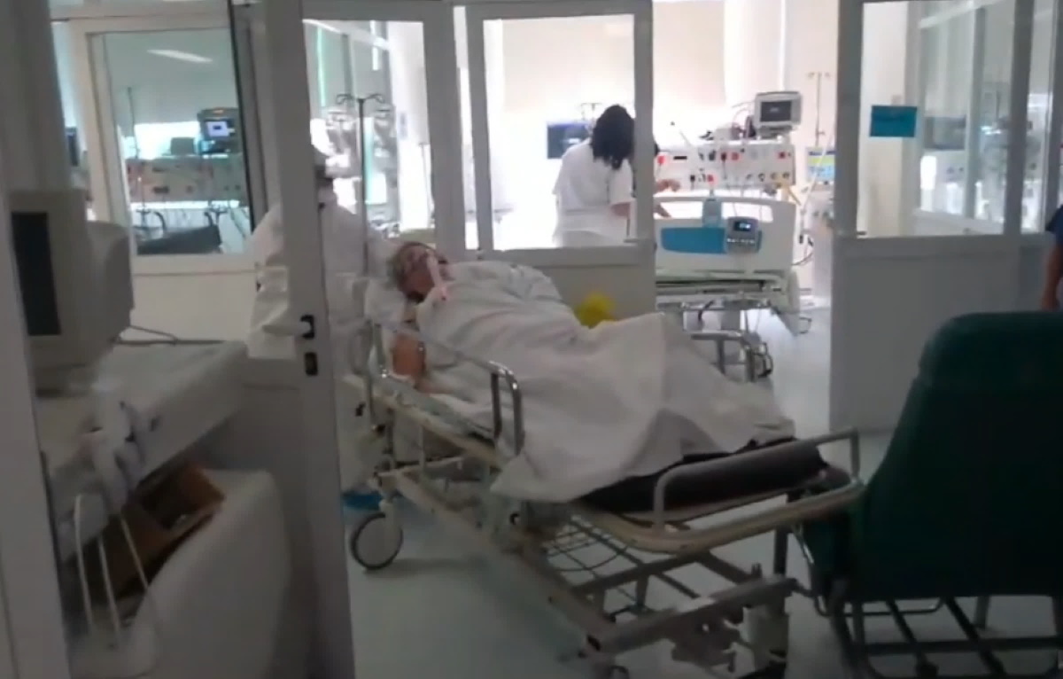 Κορονοϊός: Η συγκινητική στιγμή που 78χρονη με υποκείμενα νοσήματα παίρνει εξιτήριο από τη ΜΕΘ (video)