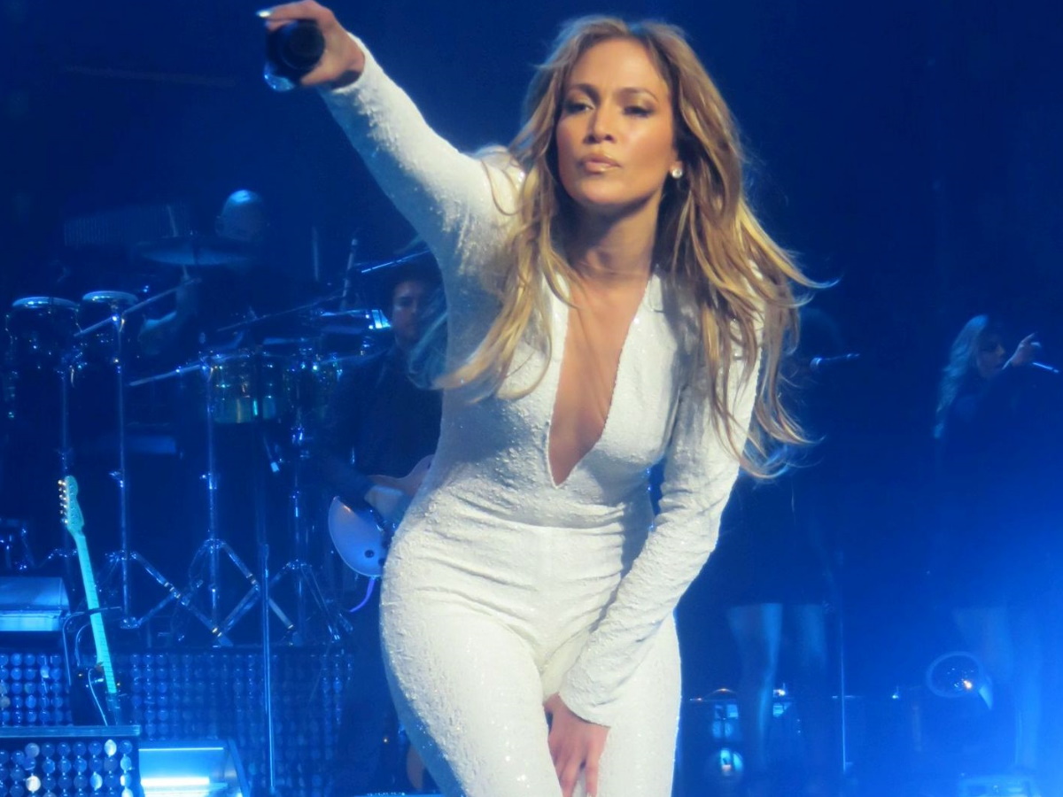 Jennifer Lopez: Στα 51 της ποζάρει, όπως τη γέννησε η μαμά της – Το ελληνικό twitter έστησε… πάρτι σχολίων!