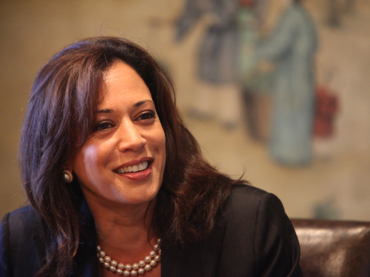 Kamala Harris: Το αξεσουάρ που δεν αποχωρίζεται εδώ και 35 χρόνια!