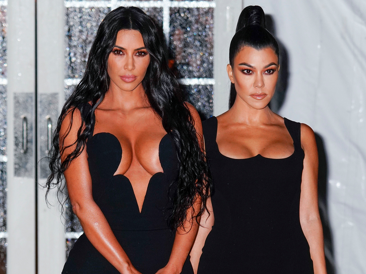Δες από πόσο μικρές ντύνονταν το ίδιο η Kourtney και η Kim Kardashian