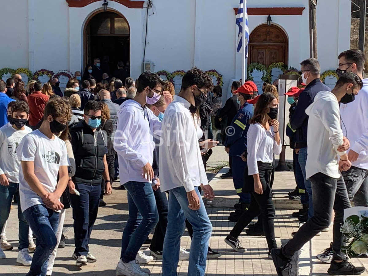 Σάμος: Λύγισαν και οι πέτρες στην κηδεία της Κλαίρης – Στα λευκά οι φίλοι της