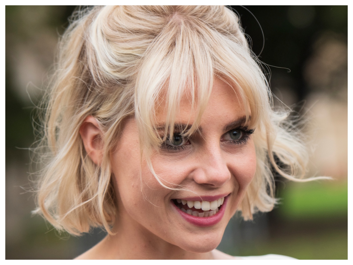 H Lucy Boynton έχει το τέλειο ξανθό και χρησιμοποιεί πάντα αυτά τα δύο προϊόντα στα μαλλιά της!