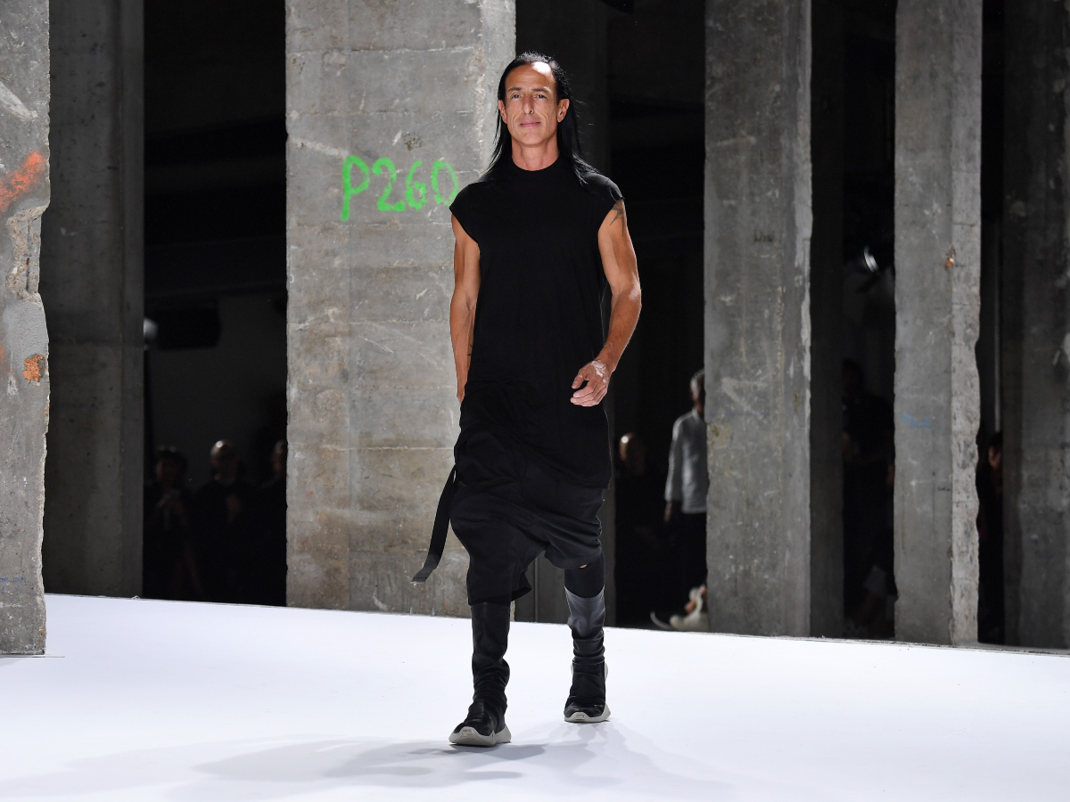 To t-shirt που σχεδίασε ο Rick Owens για φιλανθρωπικό σκοπό είναι ό,τι πιο cool έχουμε δει