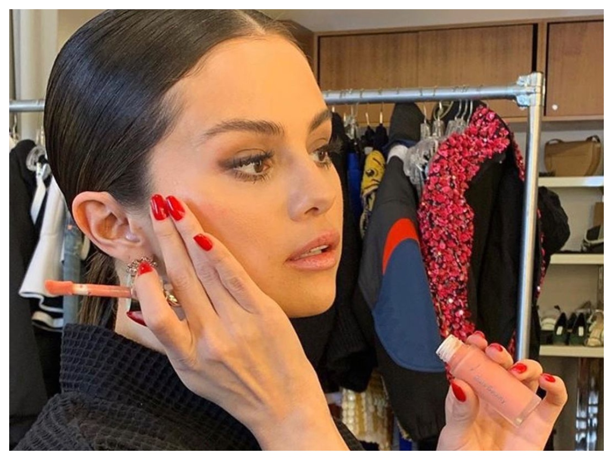 Ο προσωπικός nail artist της Selena Gomez και της JLO μας δείχνει το πιο chic και minimal γιορτινό μανικιούρ!