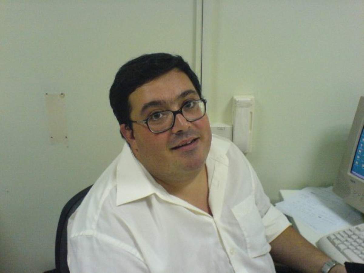 Γιάννης Μητρόπουλος: Ραγίζουν καρδιές “τα αντίο” στο γιατρό της Βουλής που πέθανε από κορονοϊό