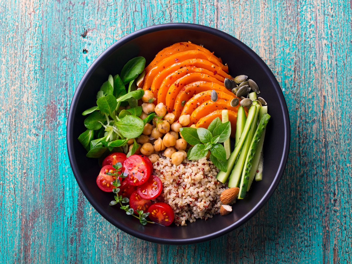 Συνταγή για Buddha Bowl με ρεβίθια, κινόα και καρότο