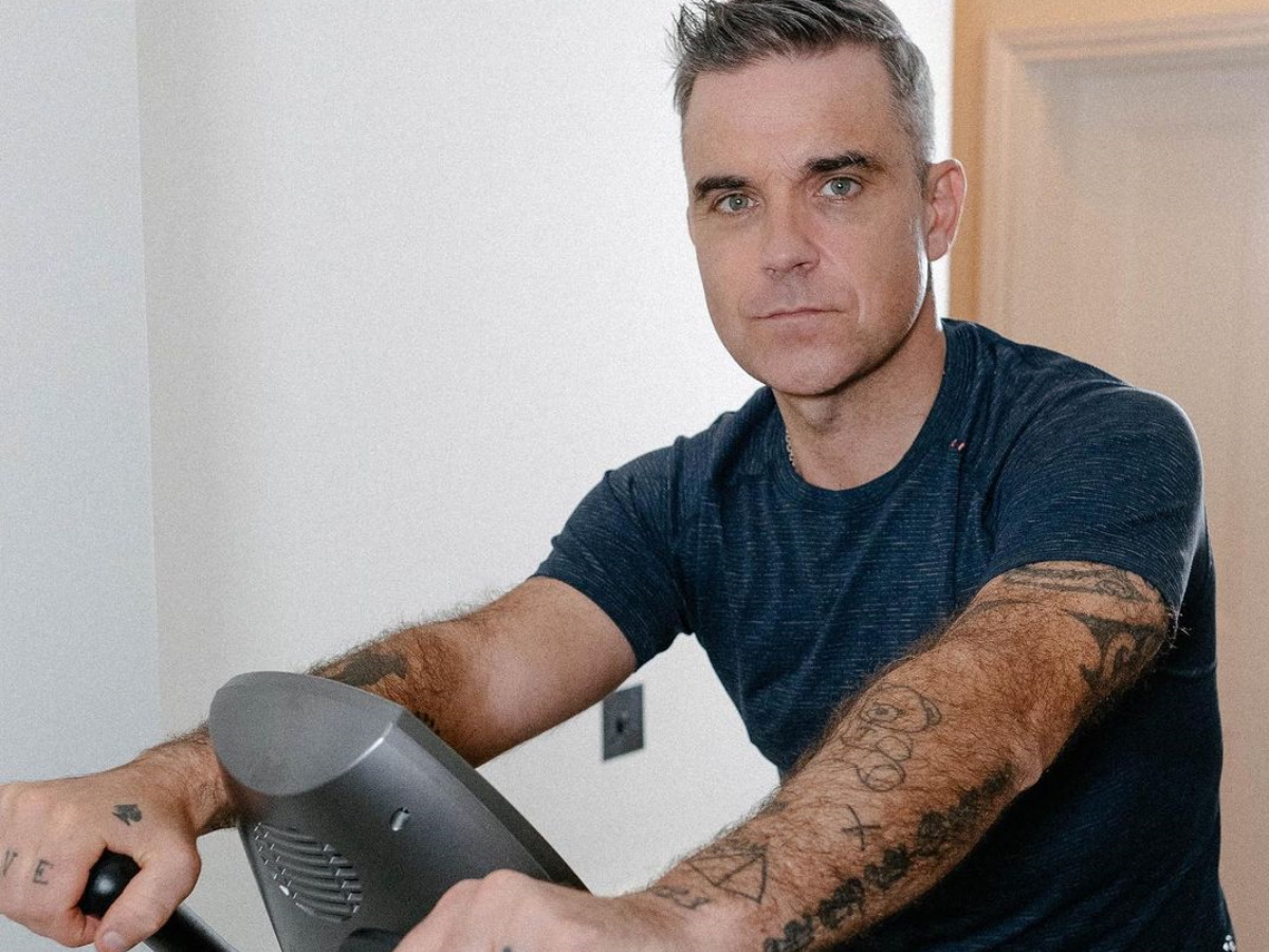 Robbie Williams: Μεταμορφώνεται σε Boris Johnson για τις ανάγκες του νέου του χριστουγεννιάτικου video clip