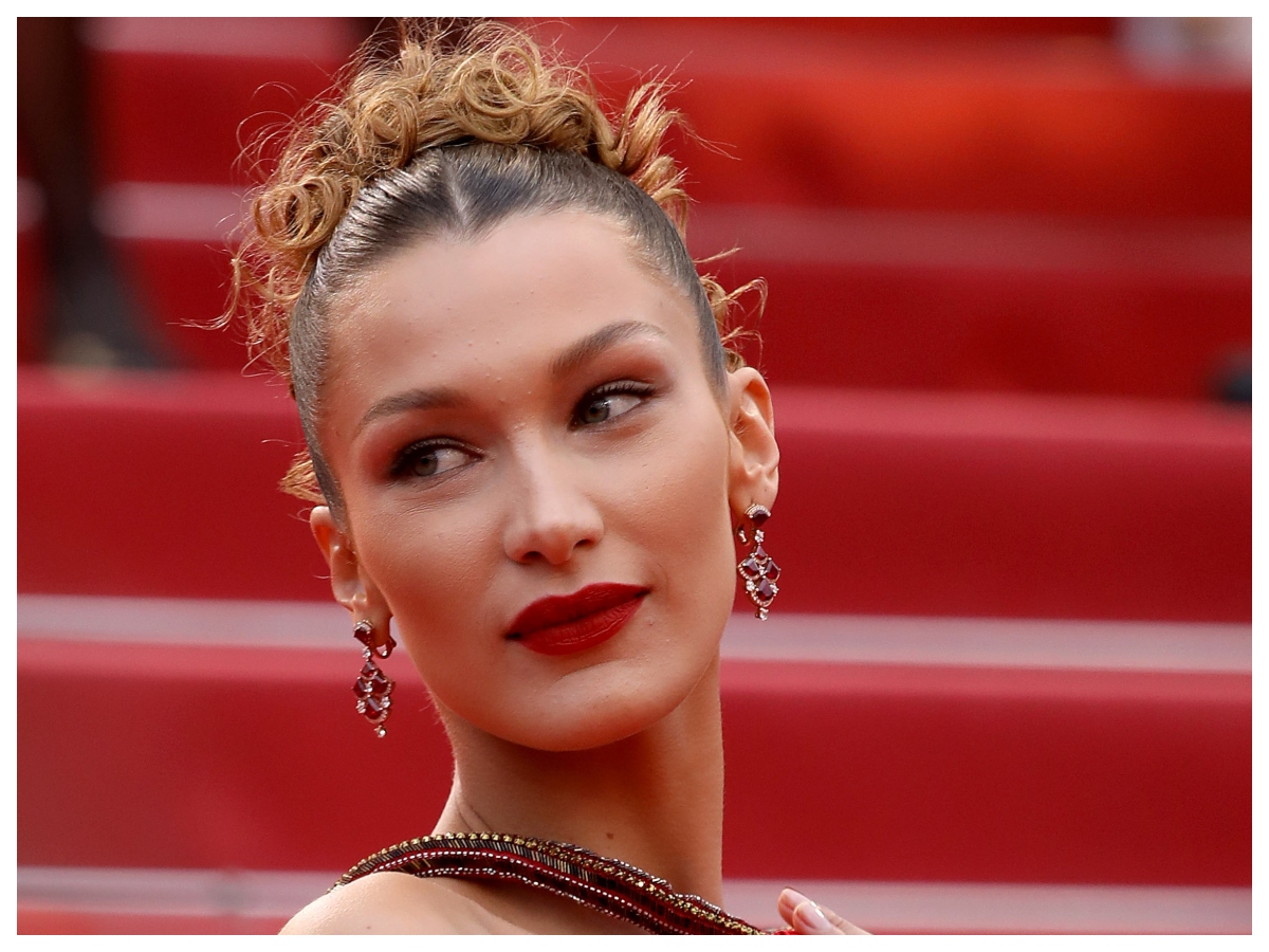 Η Bella Hadid έβαψε τα μαλλιά της κόκκινα