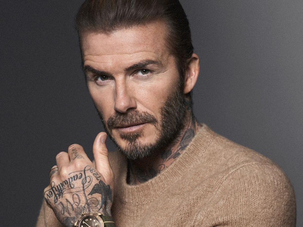 Ο David Beckham ποζάρει με κομμάτια από την συλλογή της Victoria… μέσα στο σπίτι!