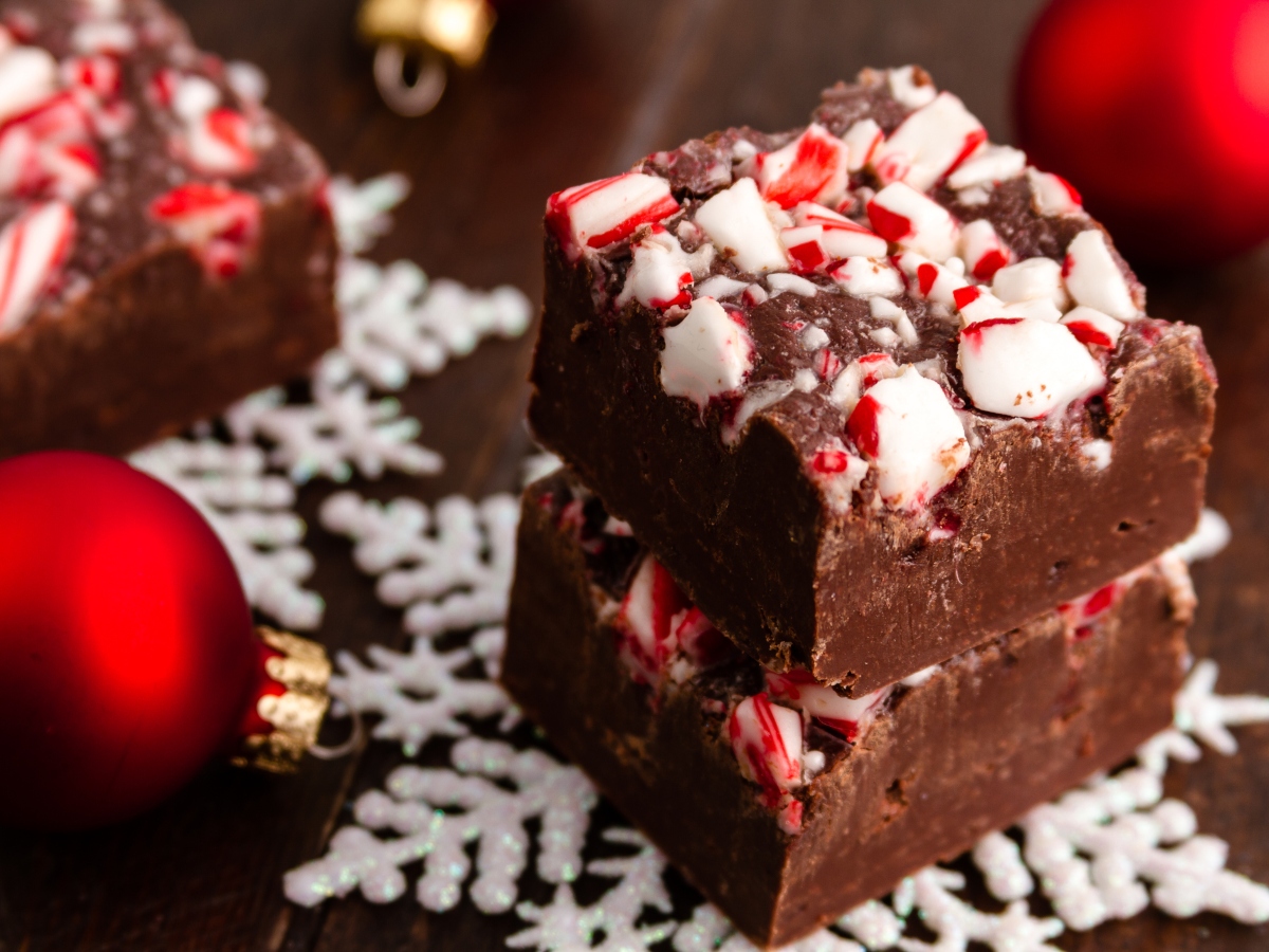 Συνταγή για χριστουγεννιάτικο fudge σοκολάτας με 3 υλικά
