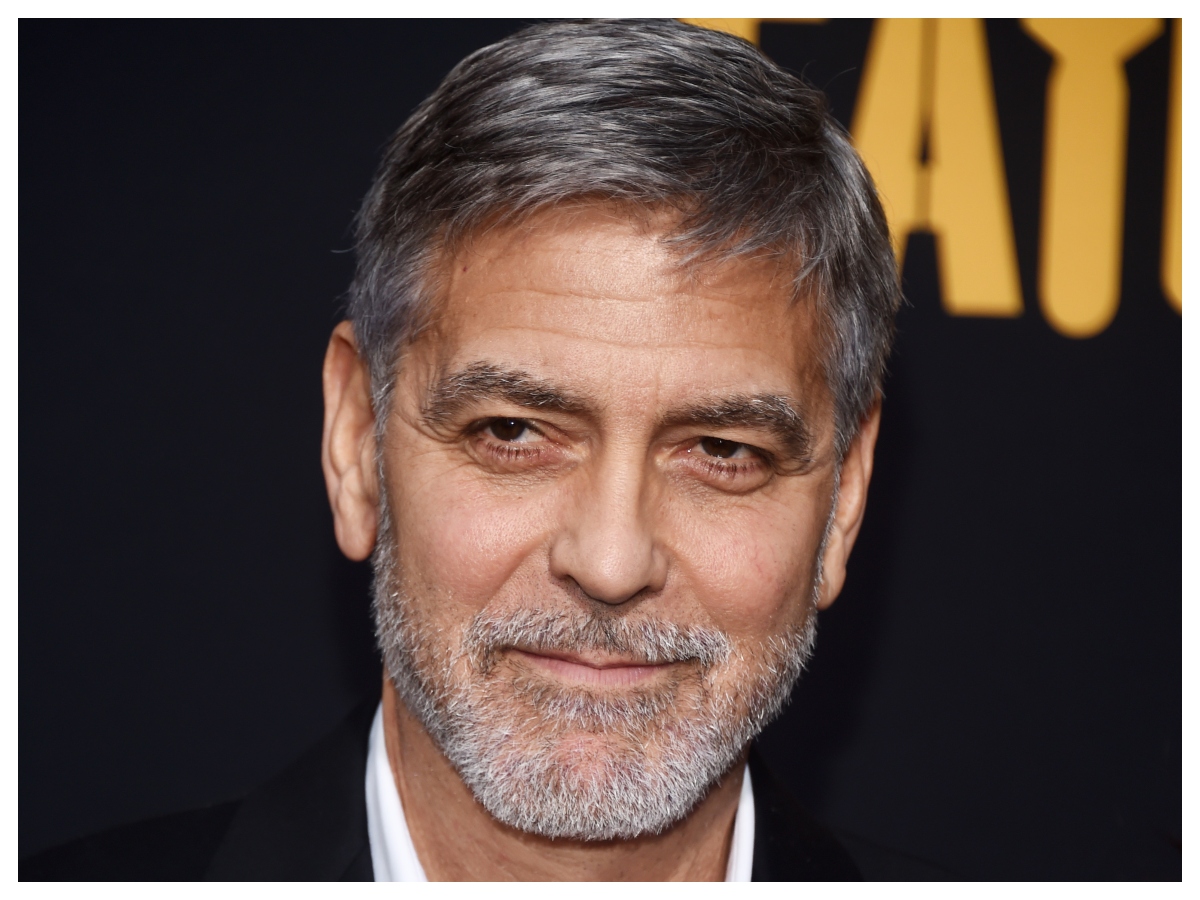 George Clooney: ο πιο sexy άντρας στον πλανήτη κουρεύεται μόνος του με κάτι που μοιάζει με ηλεκτρική σκούπα! Βίντεο!