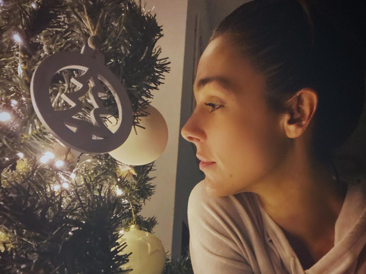 Iωάννα Τριανταφυλλίδου: Δες τη να παίζει πιάνο και να τραγουδά για τα Χριστούγεννα της καραντίνας