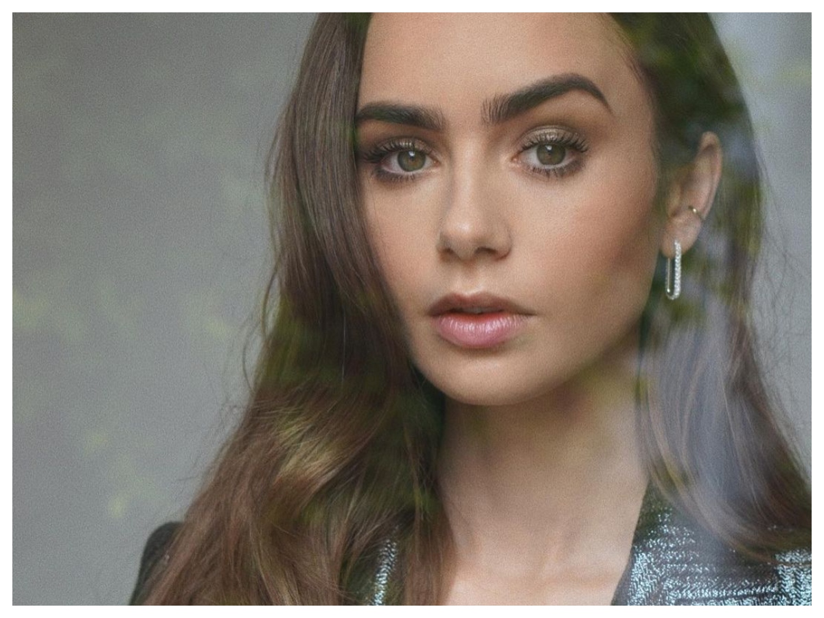 Η Lily Collins αποκάλυψε το αγαπημένο της beauty tip για την καραντίνα (και δεν θα μπορούσαμε να ταυτιστούμε περισσότερο)!