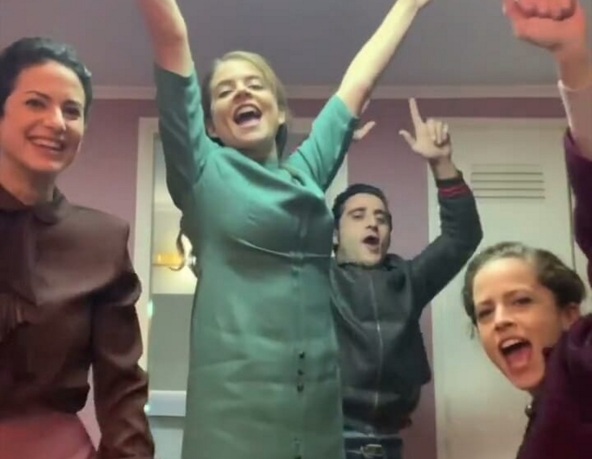 Άγριες Μέλισσες: Οι πρωταγωνιστές λένε τα κάλαντα – Δες το απολαυστικό βίντεο