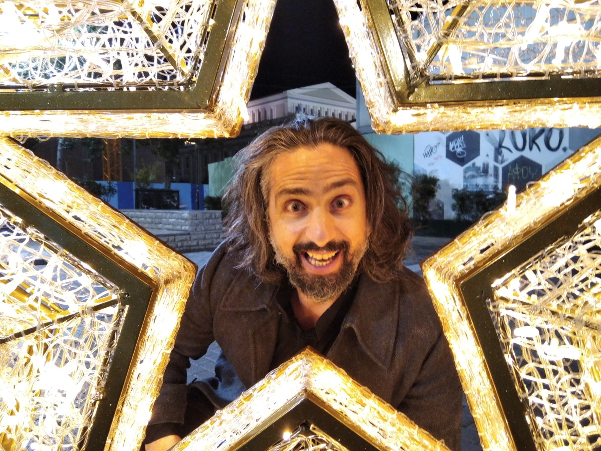 Αναστάσης Κολοβός: Πρωταγωνιστής στο πιο χριστουγεννιάτικο και μελαγχολικό video clip – Να τα πούμε;