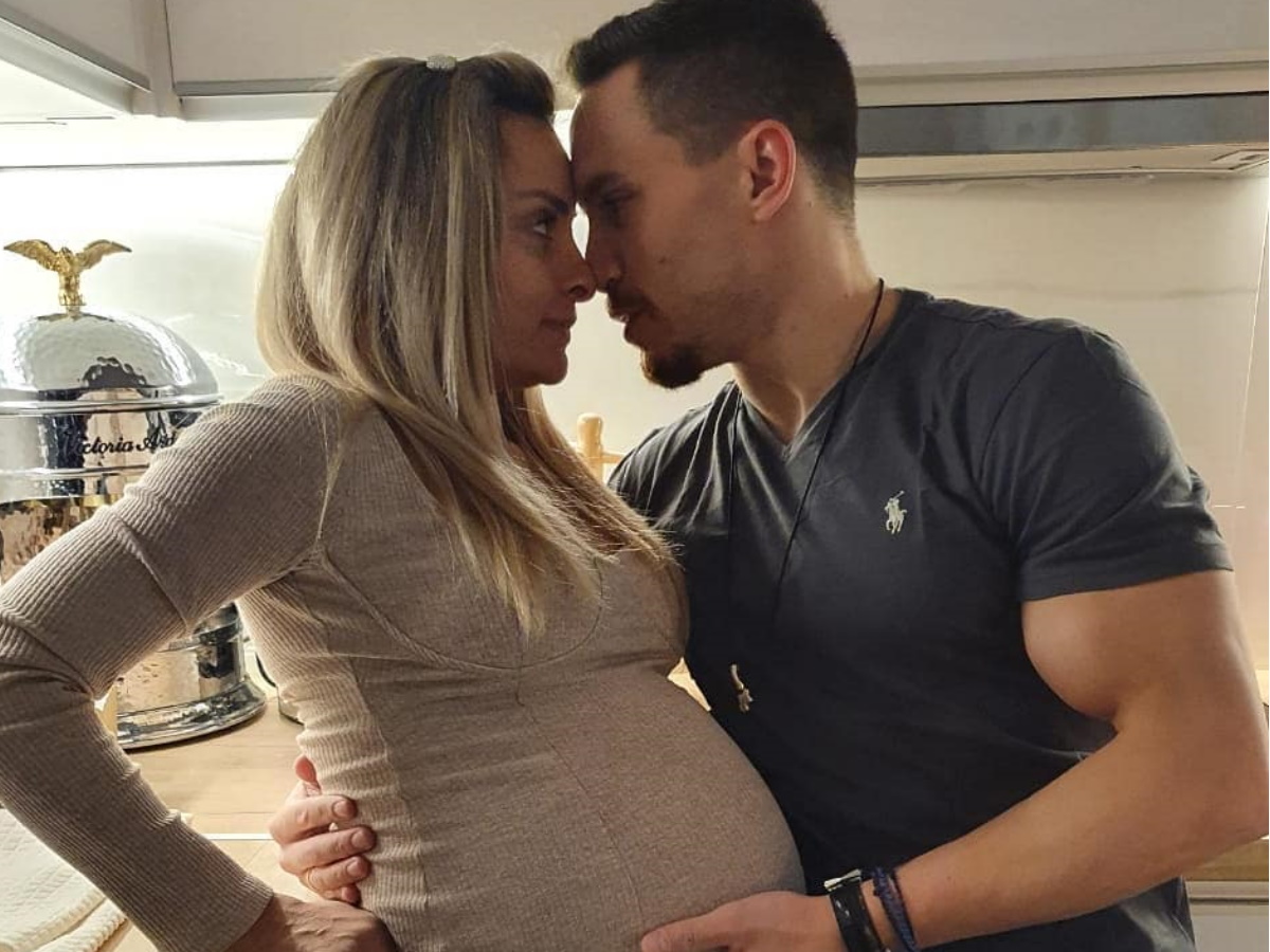 Λευτέρης Πετρούνιας: Δημοσίευσε την πρώτη φωτογραφία αγκαλιά με τη νεογέννητη κόρη του