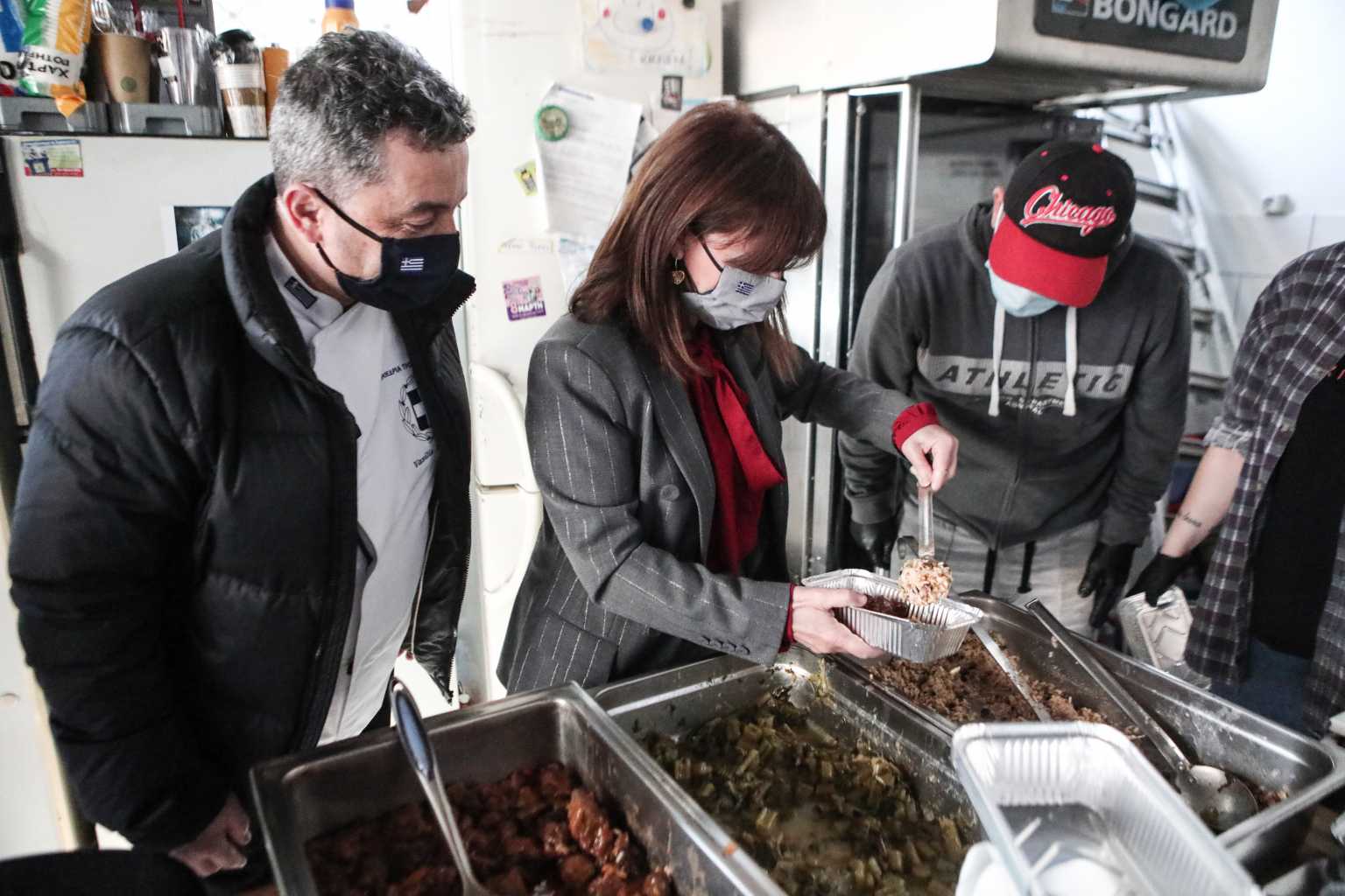 Συγκινεί η Κατερίνα Σακελλαροπούλου – Μοίρασε φαγητό σε ανθρώπους που έχουν ανάγκη