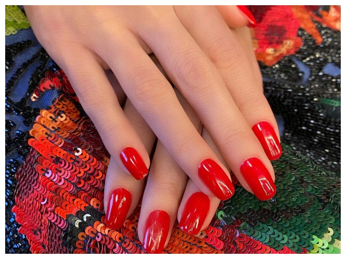 Ο προσωπικός nail artist της JLO και της Selena Gomez μας αποκαλύπτει το τέλειο κόκκινο για τα νύχια!