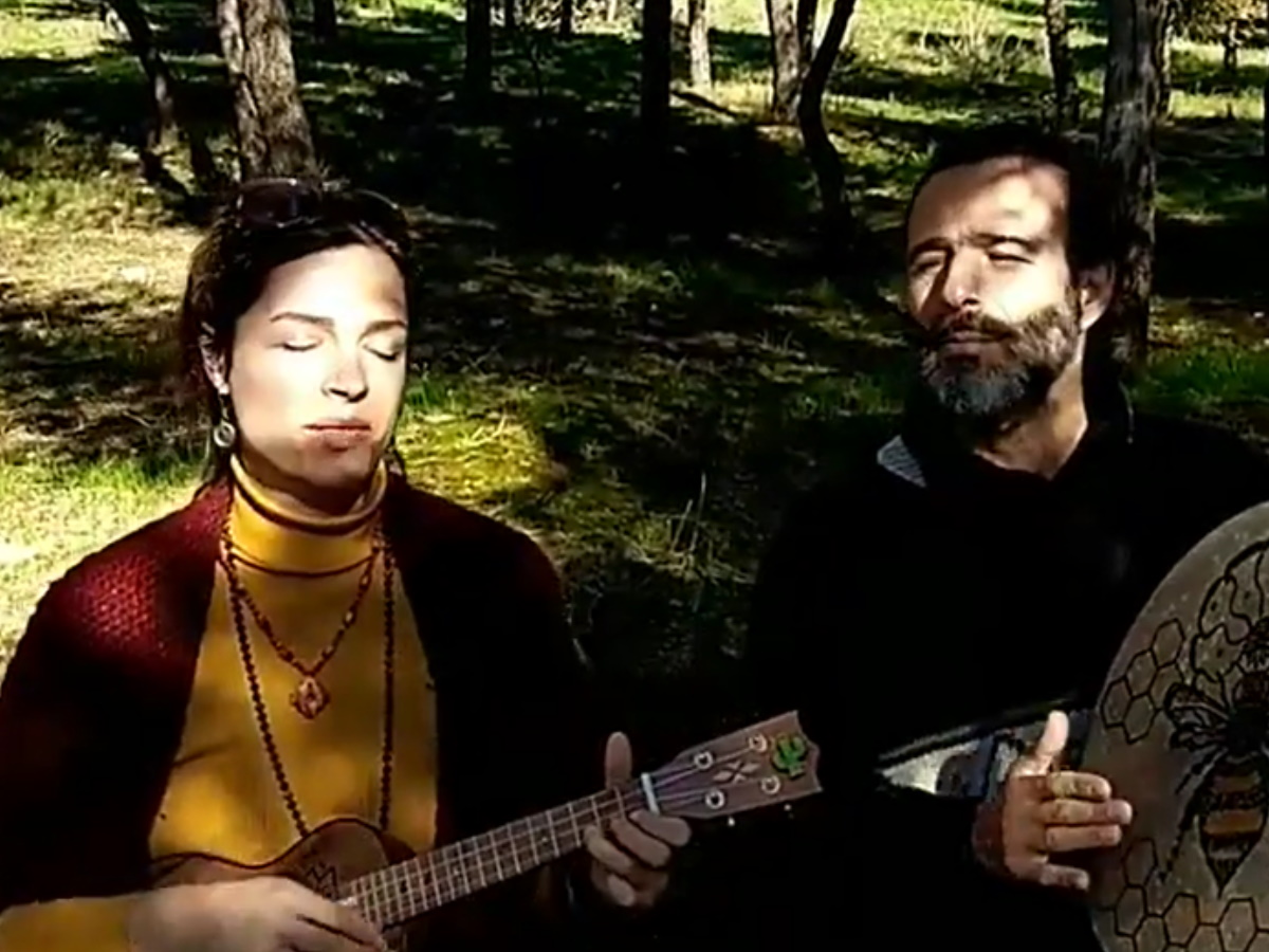 Θανάσης Ευθυμιάδης: Τραγουδάει με τη σύζυγό του, Άννα Δημητρίεβιτς με το δικό τους μοναδικό τρόπο