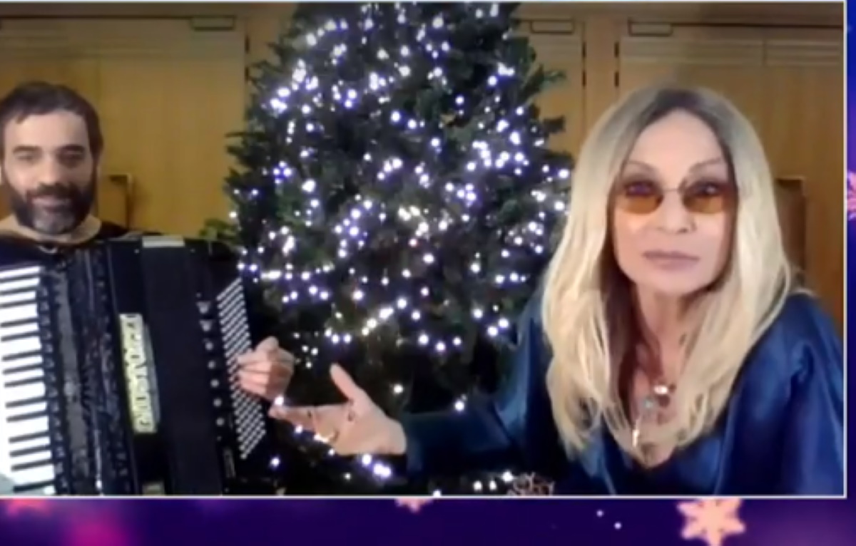 Καλό Μεσημεράκι: Και ξαφνικά ο Νίκος Μουτσινάς είδε μπροστά του την Άννα Βίσση να τραγουδά! (βίντεο)