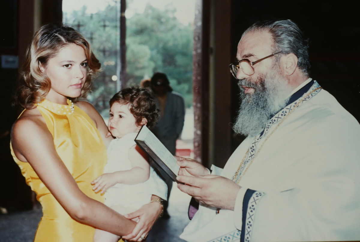 Τζένη Μπαλατσινού: Όταν έγινε νονά 28 χρόνια πριν! Βάφτισε το μωρό γνωστού ζευγαριού! Φωτογραφίες