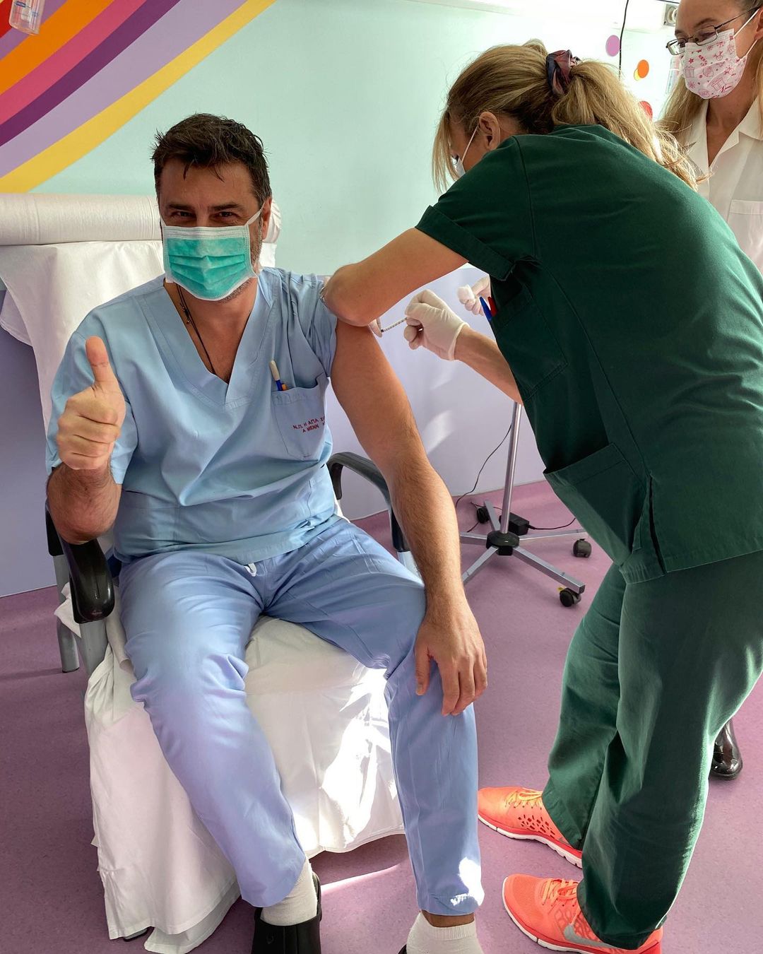 Βασίλης Παλαιολόγος: O ηθοποιός – νοσηλευτής έκανε το εμβόλιο του κορονοϊού και στέλνει το δικό του μήνυμα