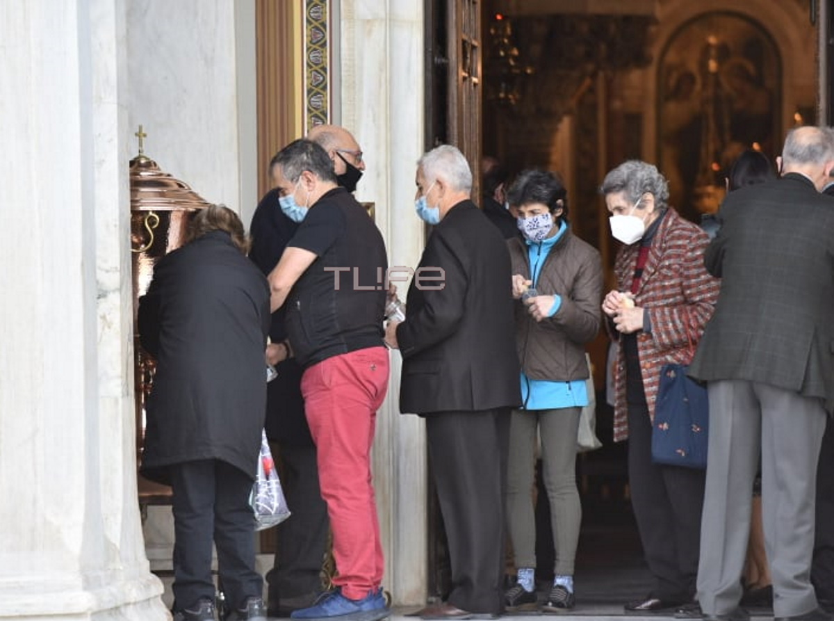 Θεοφάνεια της πανδημίας: Οι πιστοί περιμένουν στη ουρά για να πάρουν τον αγιασμό – Φωτορεπορτάζ του TLIFE