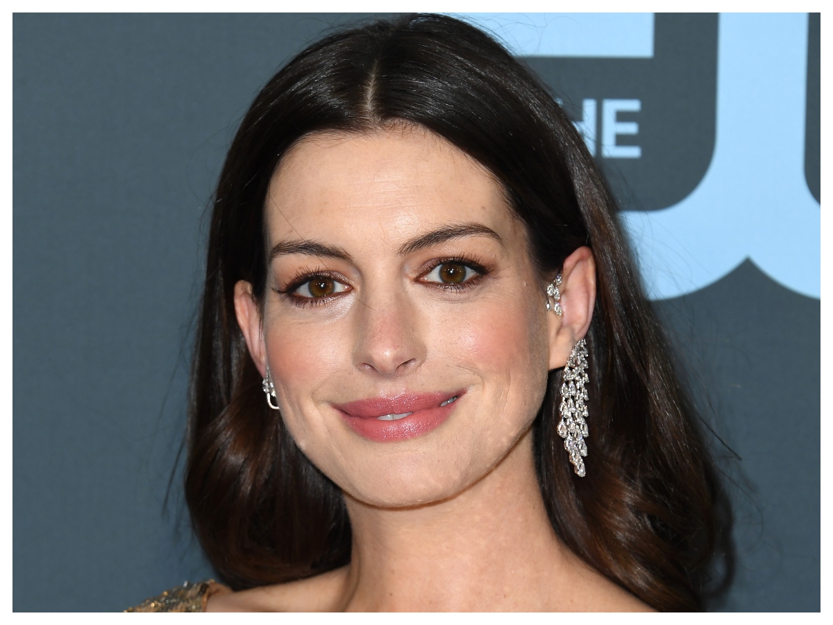 Η Anne Hathaway μας έκανε να θέλουμε να βάλουμε χρωματιστή σκιά στα μάτια