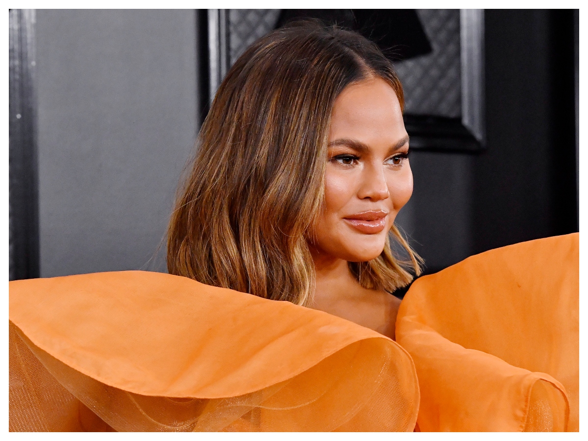 Chrissy Teigen: Μόλις έβαψε τα μαλλιά της στην κόκκινη απόχρωση που τείνει να γίνει η μεγαλύτερη τάση της σεζόν