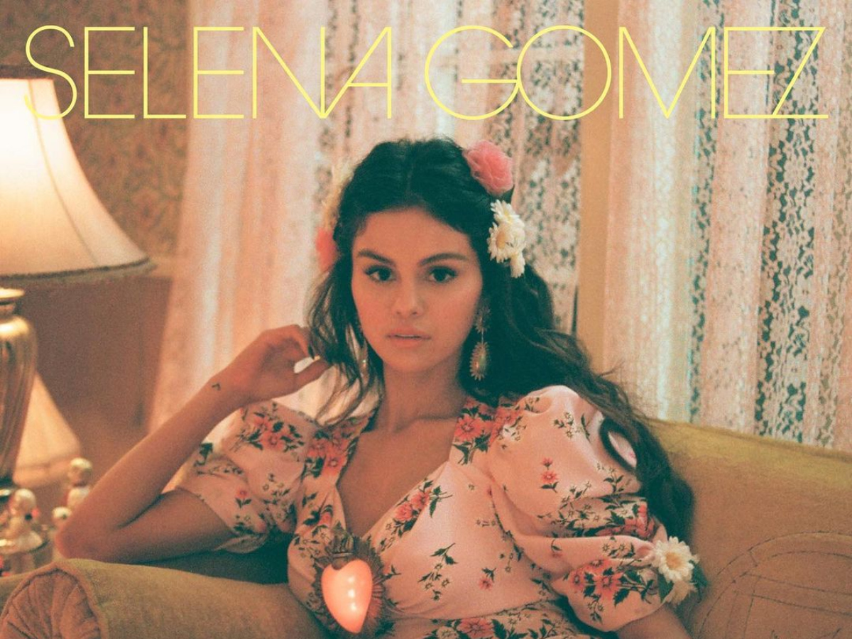 Η Selena Gomez φοράει το floral φόρεμα των ονείρων μας