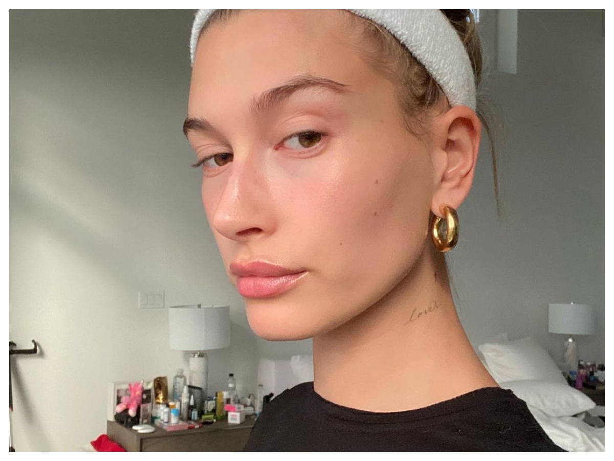 Η Hailey Bieber, skincare addict, κάνει μόνο αυτά τα δύο βήματα στην επιδερμίδα της το πρωί