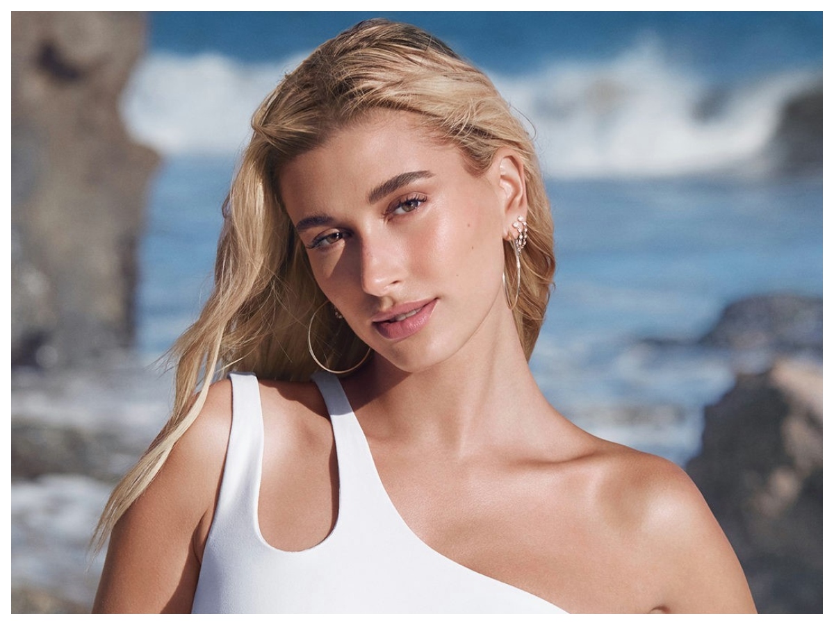 Η Hailey Bieber λέει πως η θάλασσα κάνει το μεγαλύτερο καλό στην επιδερμίδα μας. Τι λέει ο δερματολόγος