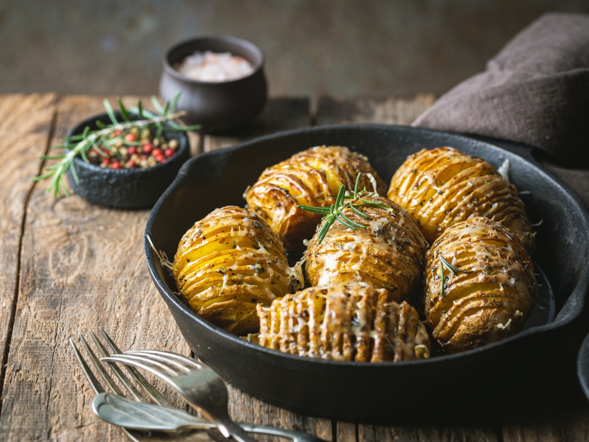 Συνταγή για νόστιμες πατάτες Hasselback με τυρί