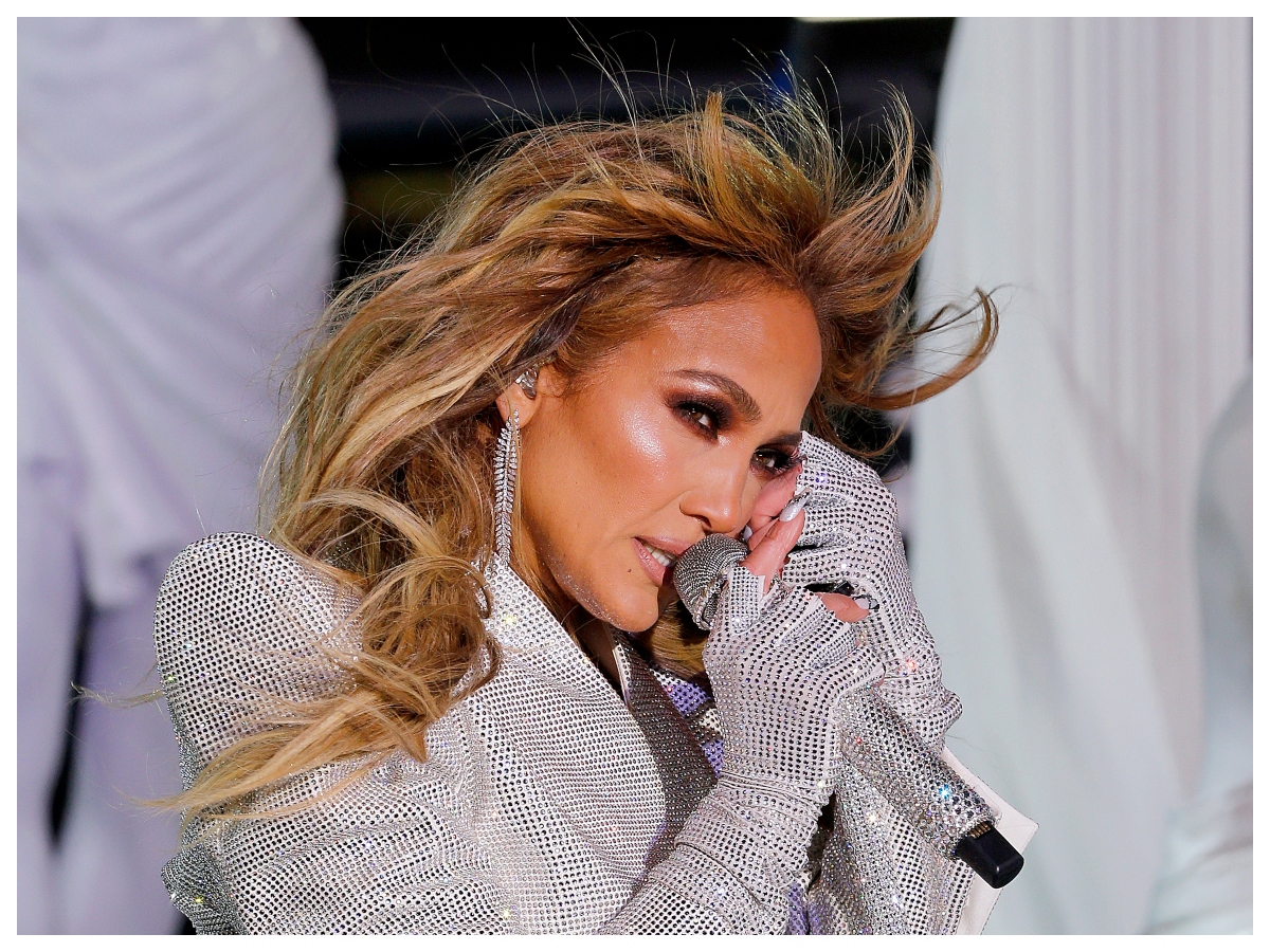 JLO: αφού τραγούδησε μπροστά σε εκατομμύρια ανθρώπους, αποφάσισε να ξεβαφτεί και μπροστά τους