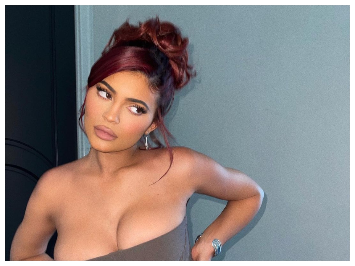 Η Kylie Jenner έβαλε extensions που φτάνουν μέχρι το… γόνατο. Αλήθεια!