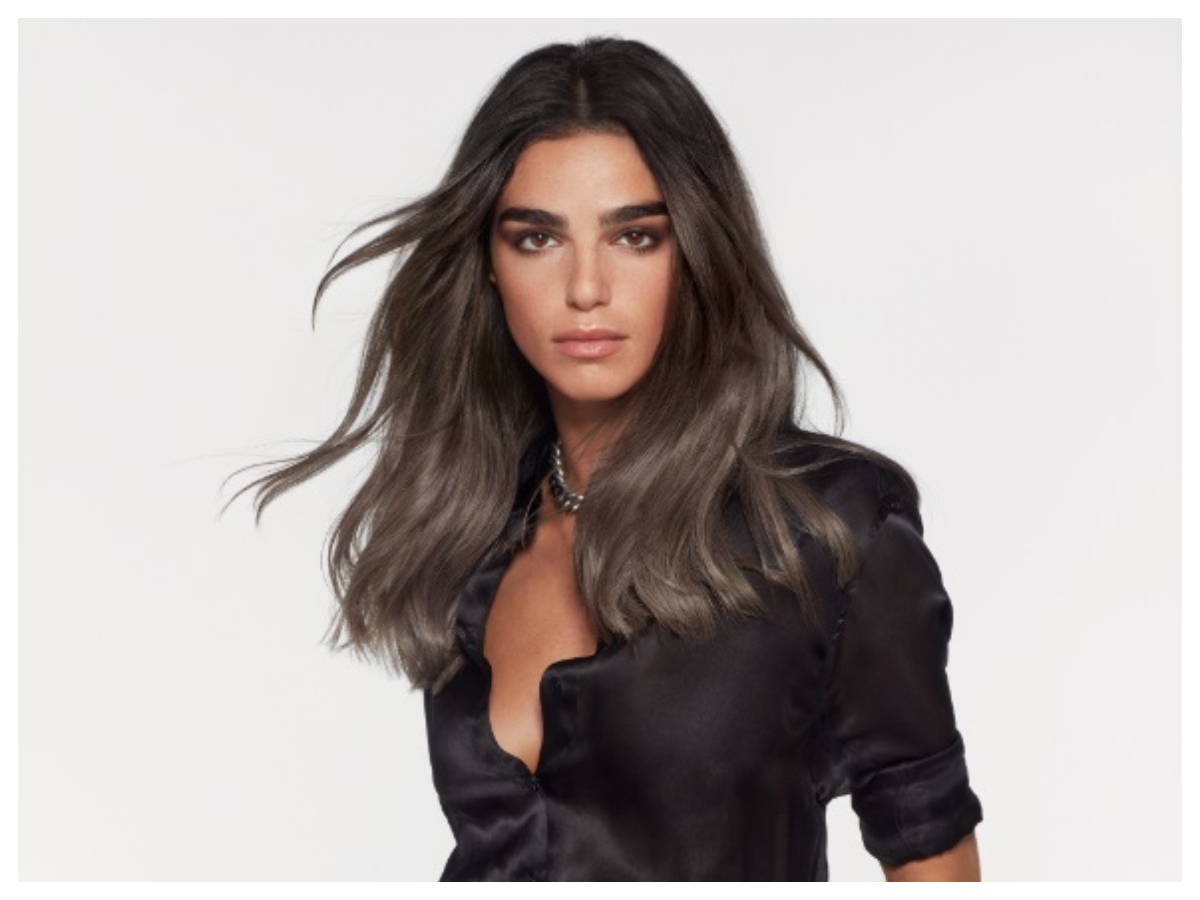 Smoky hair: αυτό θα είναι το πιο hot χρώμα μαλλιών για το ’21 σύμφωνα με ένα κορυφαίο hair brand