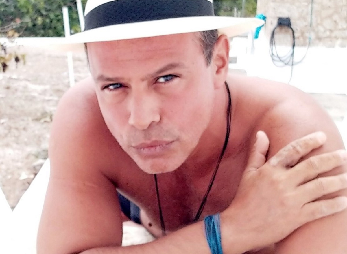 Ο ηθοποιός Σωτήρης Σκάντζικας δηλώνει: “Σκηνοθέτης μου πέταξε πάνω μου αναμμένο τσιγάρο”