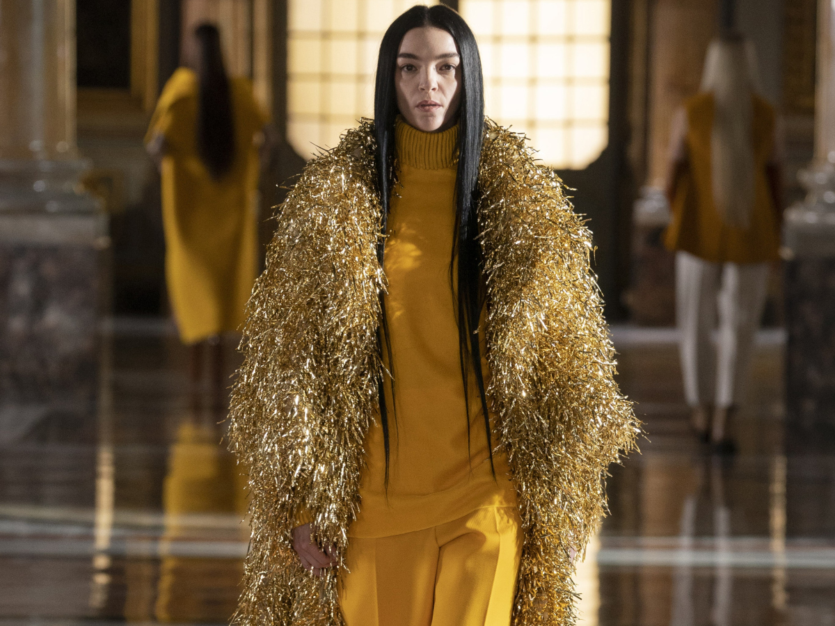 Tα μοντέλα περπάτησαν πάνω σε πανύψηλες χρυσές πλατφόρμες στον Valentino Couture Show