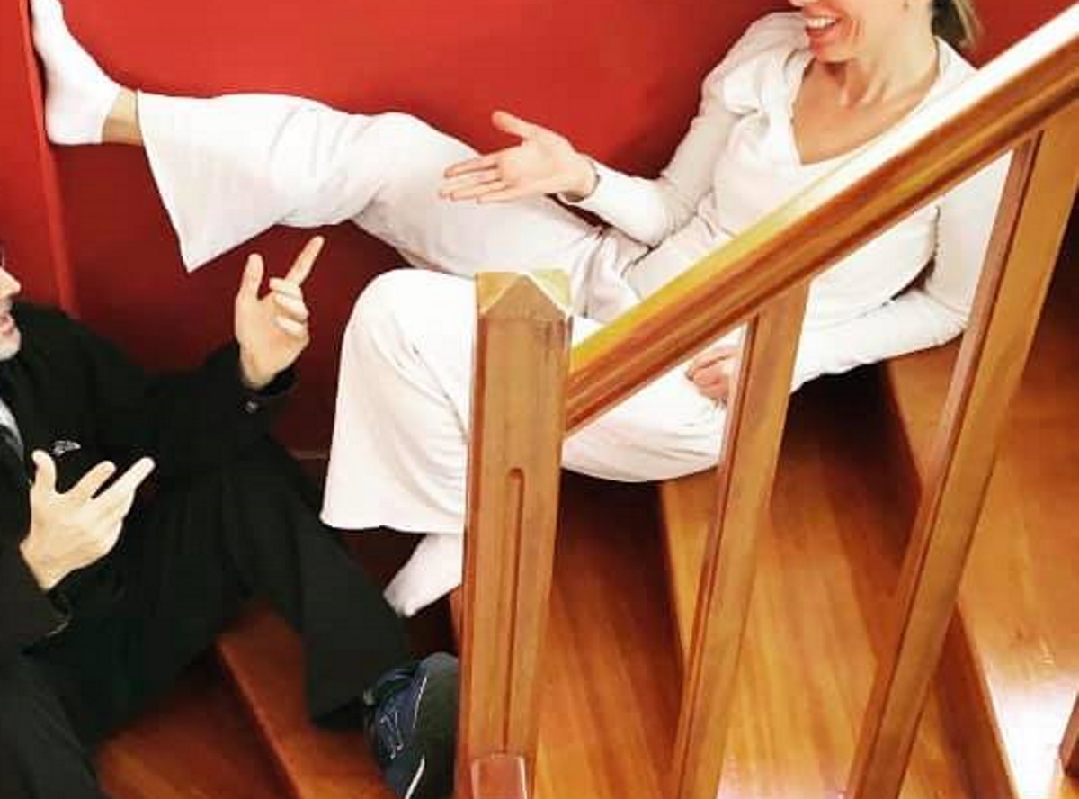 Lockdown: Γνωστό ζευγάρι της showbiz έδωσε “ραντεβού” στις σκάλες του σπιτιού του