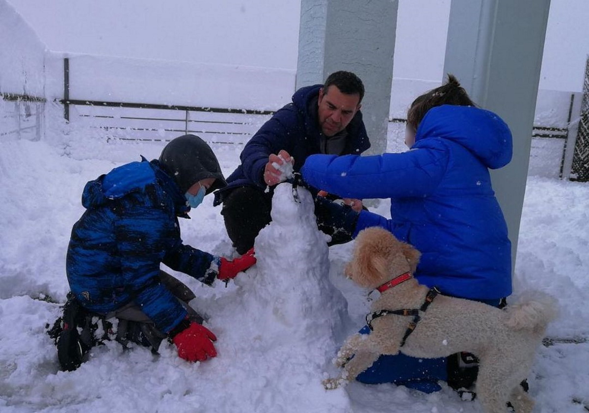 Αλέξης Τσίπρας: Παιχνίδια στο χιόνι με τους γιους του και το σκυλάκι της οικογένειας